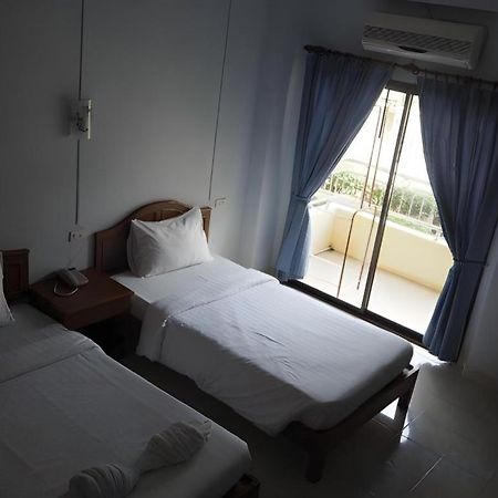 Ritzy House Hotel Chumphon Buitenkant foto
