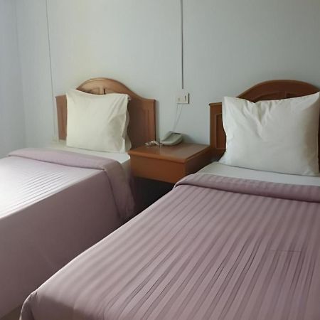 Ritzy House Hotel Chumphon Buitenkant foto