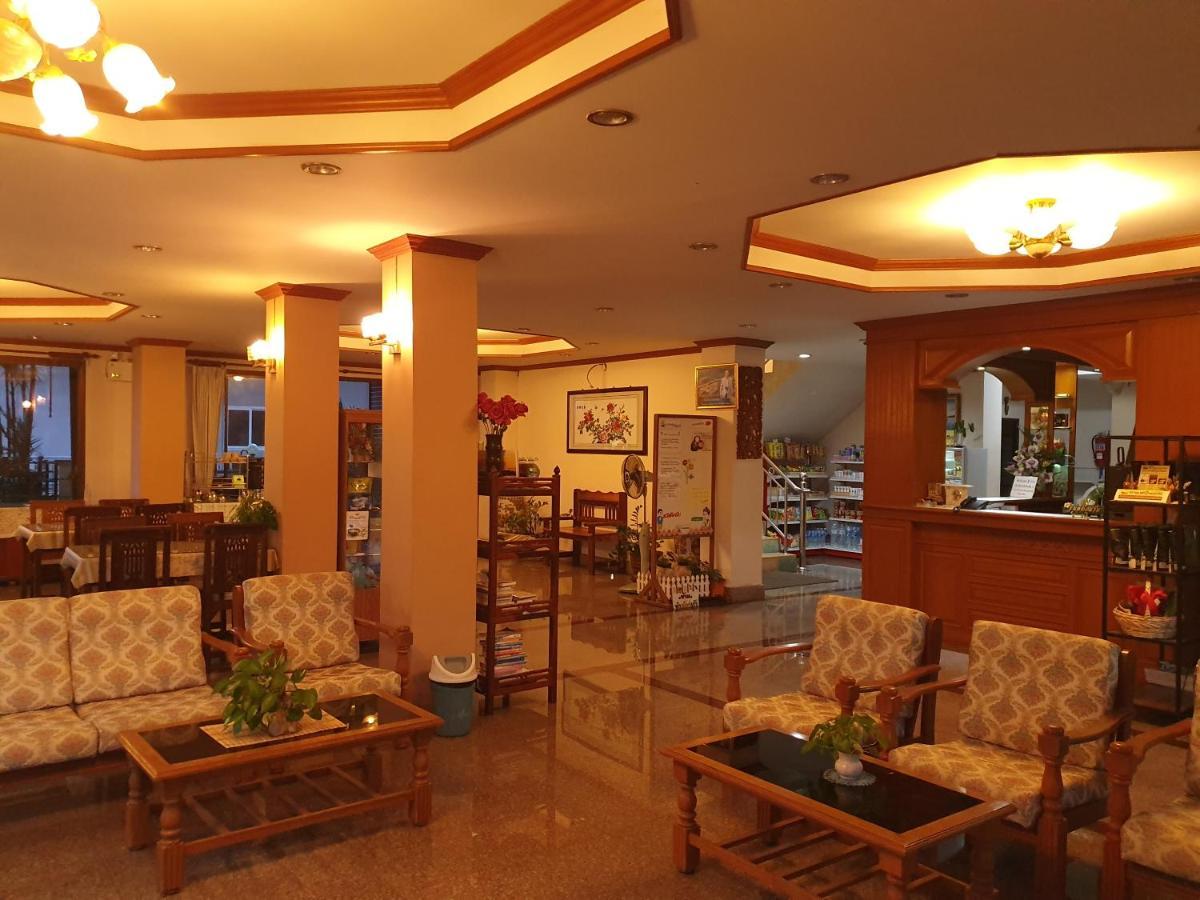 Ritzy House Hotel Chumphon Buitenkant foto