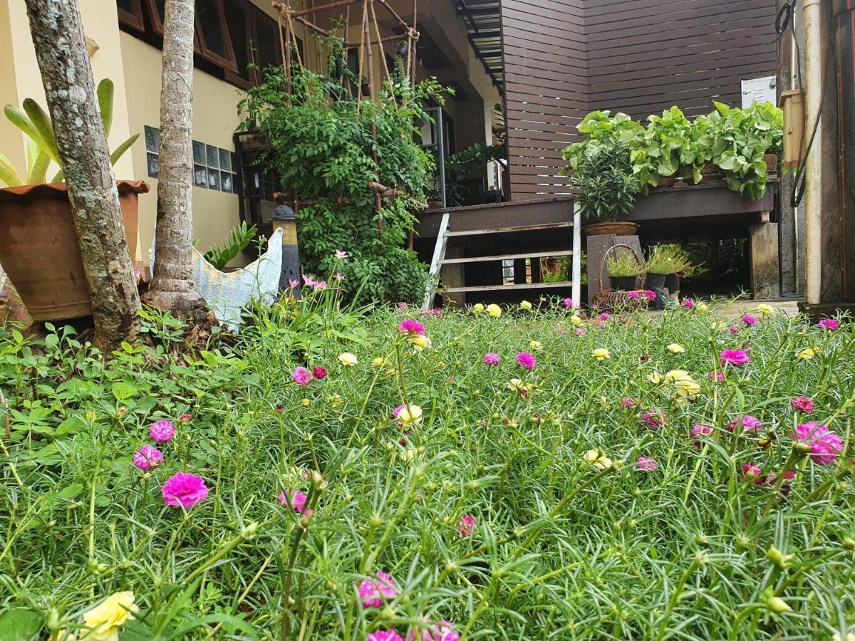 Ritzy House Hotel Chumphon Buitenkant foto