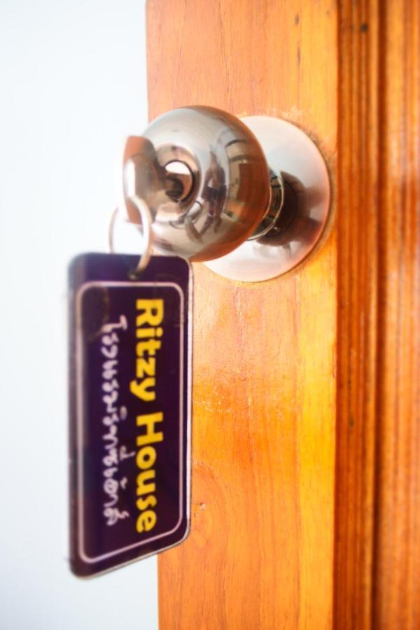 Ritzy House Hotel Chumphon Buitenkant foto