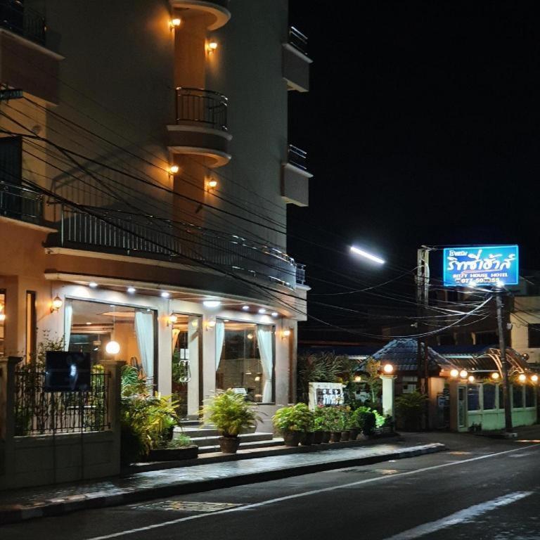 Ritzy House Hotel Chumphon Buitenkant foto