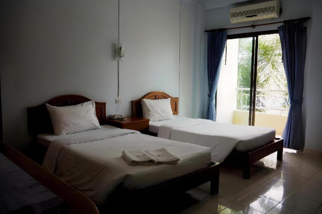 Ritzy House Hotel Chumphon Buitenkant foto