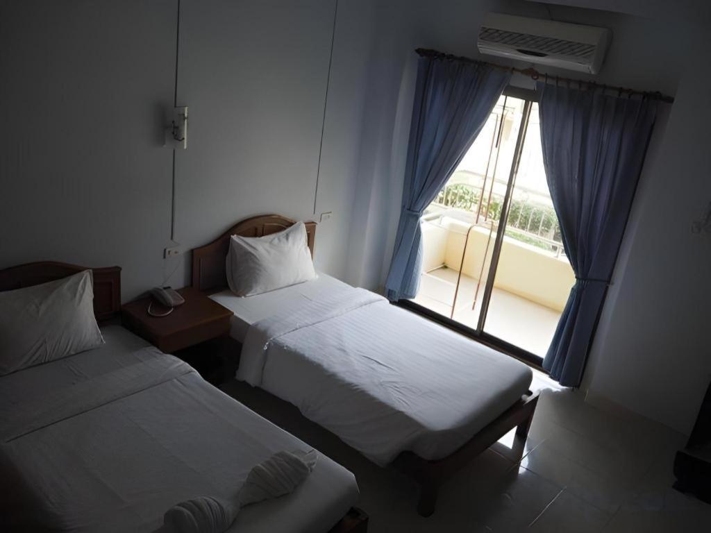 Ritzy House Hotel Chumphon Buitenkant foto