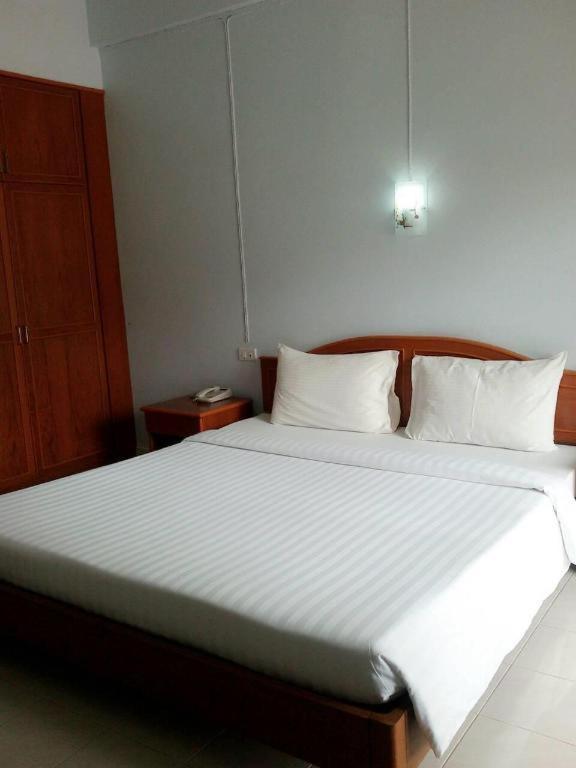 Ritzy House Hotel Chumphon Buitenkant foto