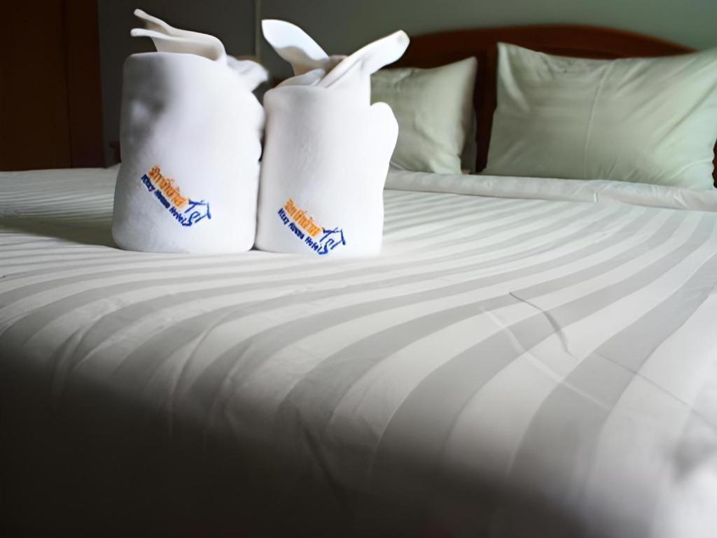 Ritzy House Hotel Chumphon Buitenkant foto