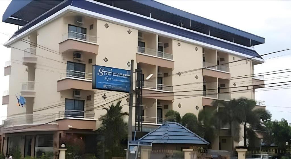 Ritzy House Hotel Chumphon Buitenkant foto