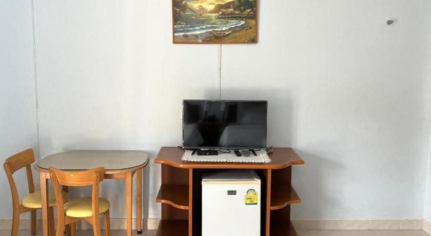 Ritzy House Hotel Chumphon Buitenkant foto