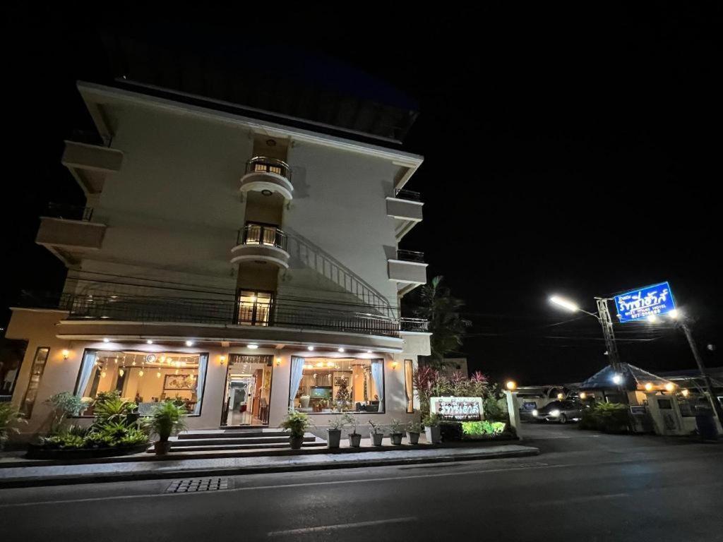 Ritzy House Hotel Chumphon Buitenkant foto