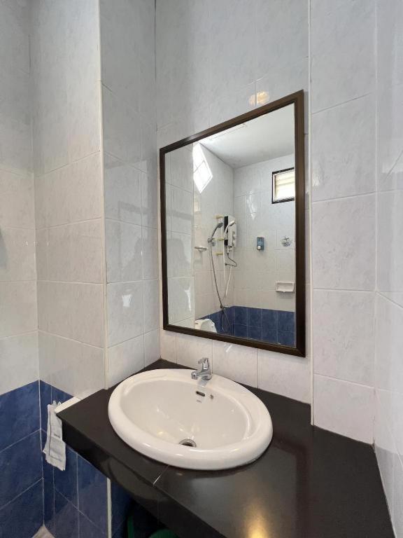 Ritzy House Hotel Chumphon Buitenkant foto