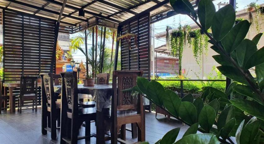 Ritzy House Hotel Chumphon Buitenkant foto