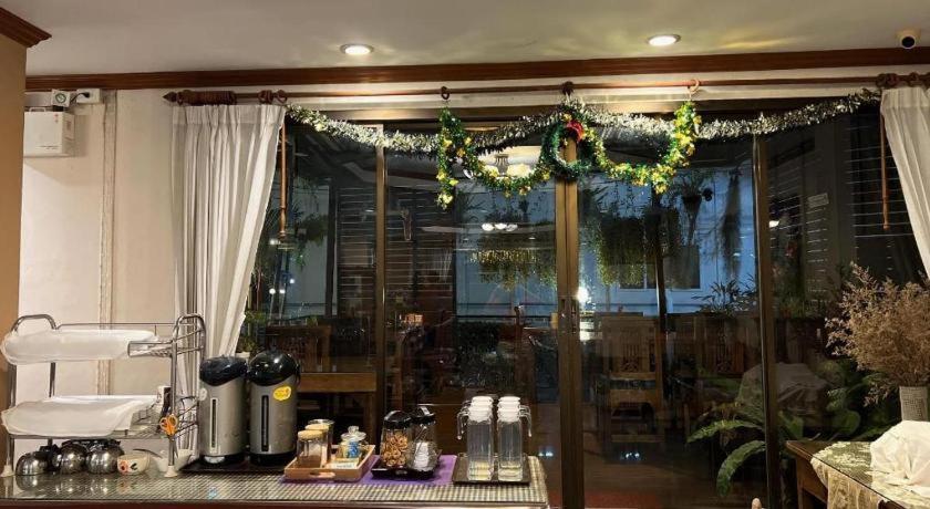 Ritzy House Hotel Chumphon Buitenkant foto
