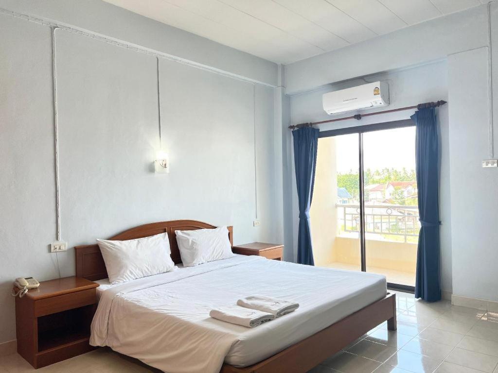 Ritzy House Hotel Chumphon Buitenkant foto
