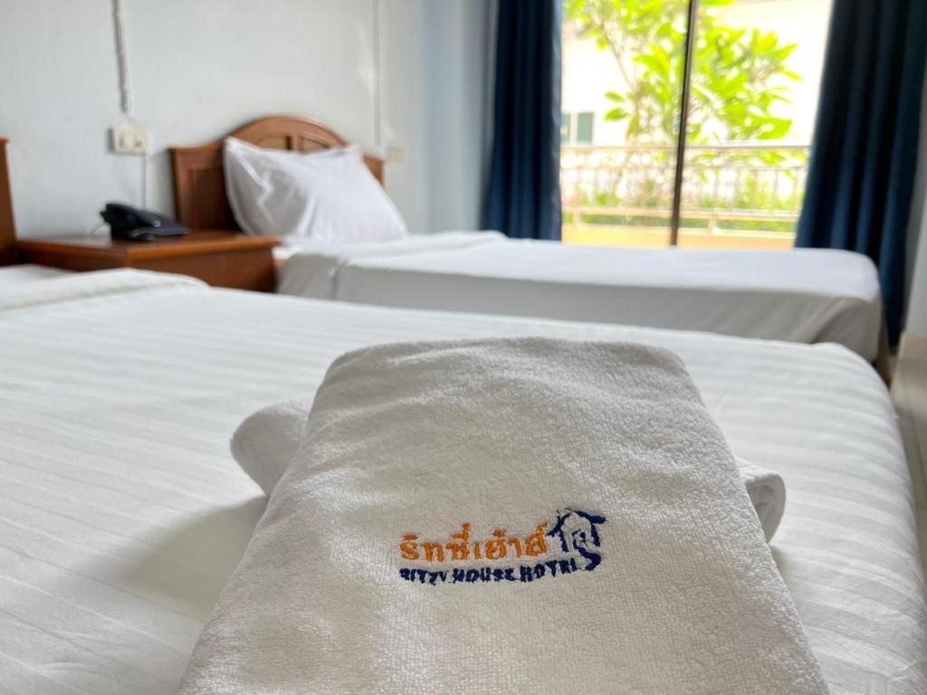 Ritzy House Hotel Chumphon Buitenkant foto