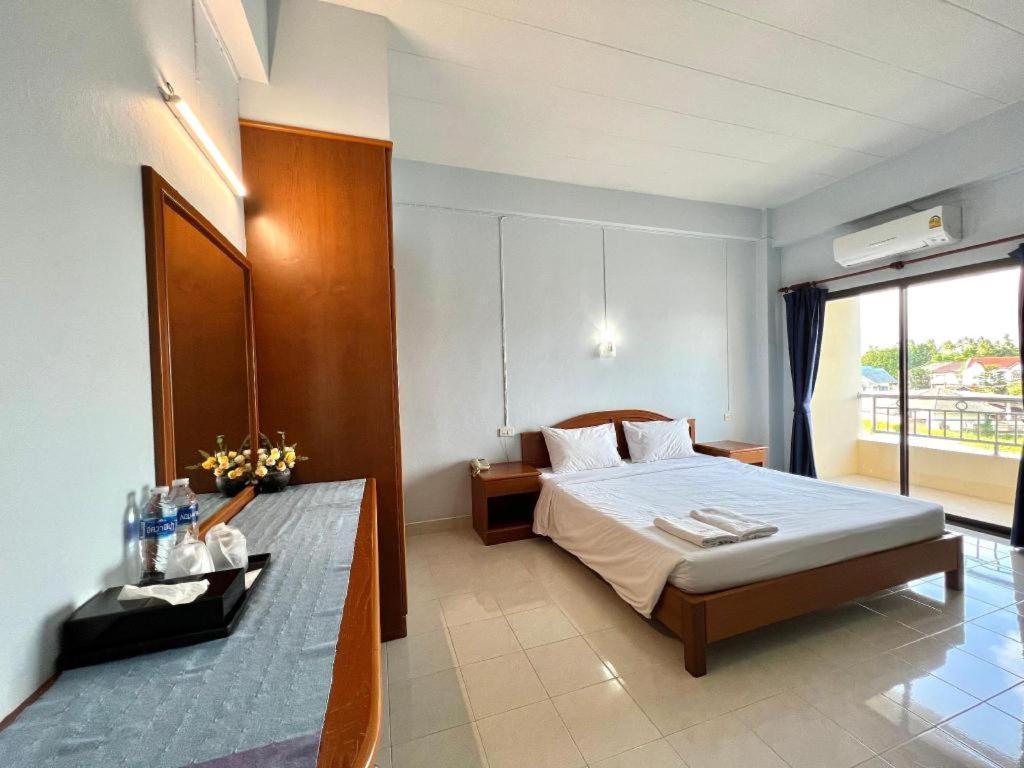 Ritzy House Hotel Chumphon Buitenkant foto