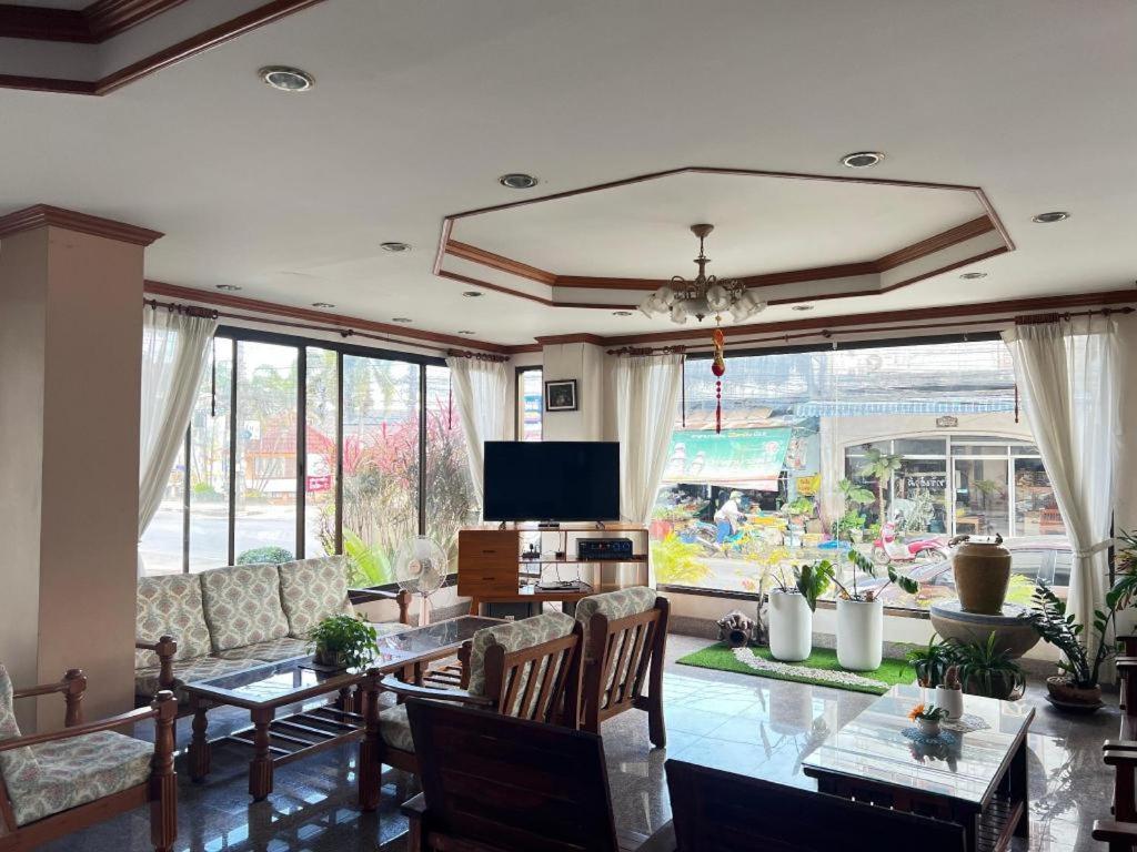 Ritzy House Hotel Chumphon Buitenkant foto