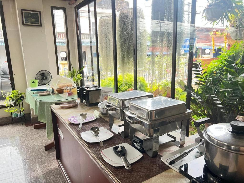 Ritzy House Hotel Chumphon Buitenkant foto