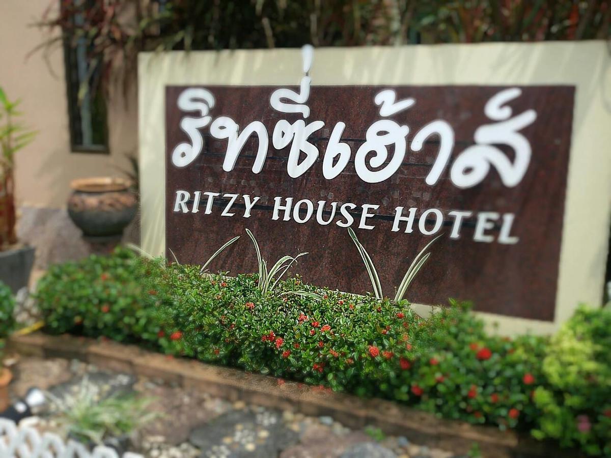 Ritzy House Hotel Chumphon Buitenkant foto
