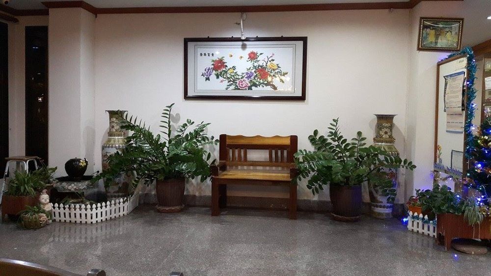 Ritzy House Hotel Chumphon Buitenkant foto