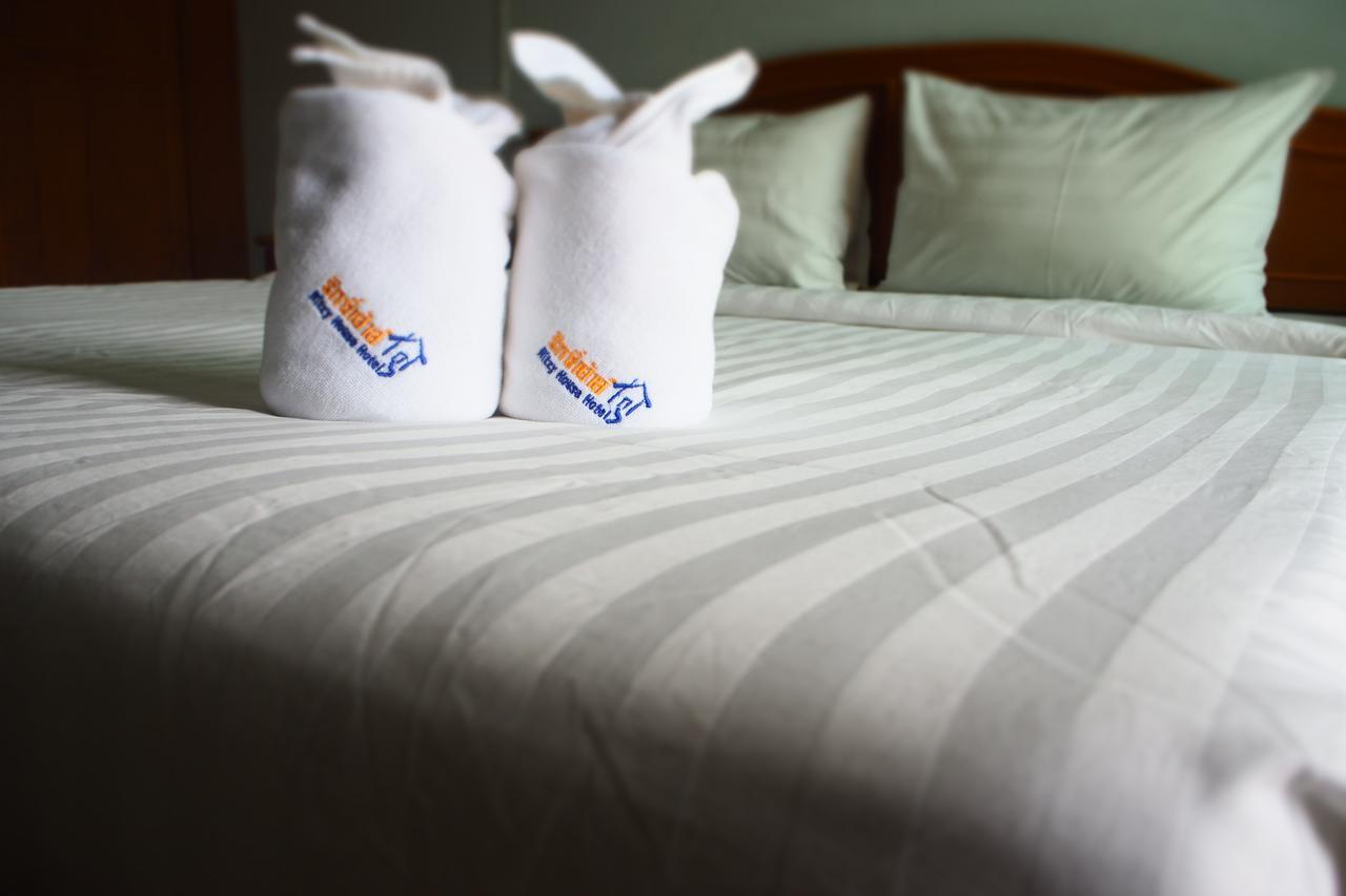 Ritzy House Hotel Chumphon Buitenkant foto