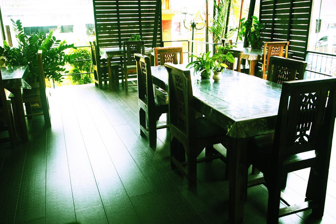 Ritzy House Hotel Chumphon Buitenkant foto
