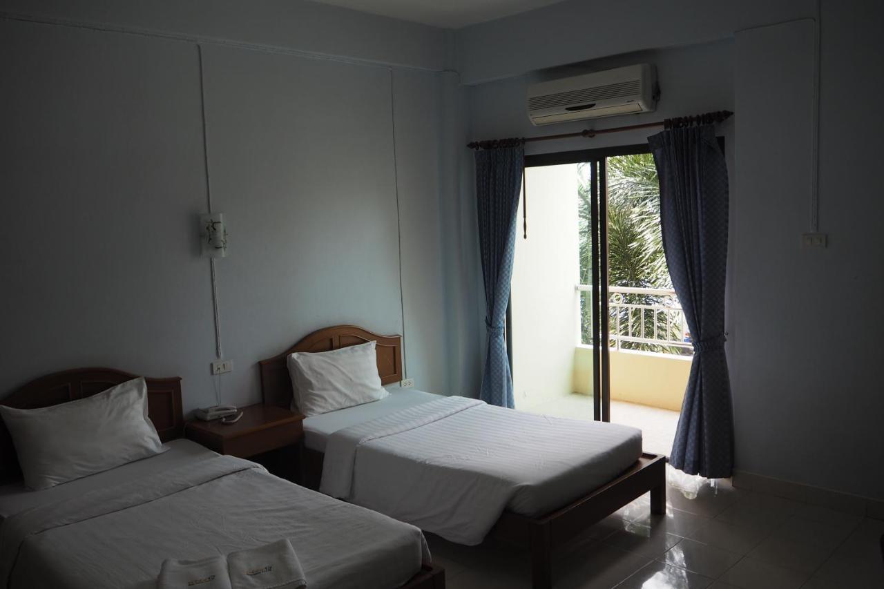 Ritzy House Hotel Chumphon Buitenkant foto
